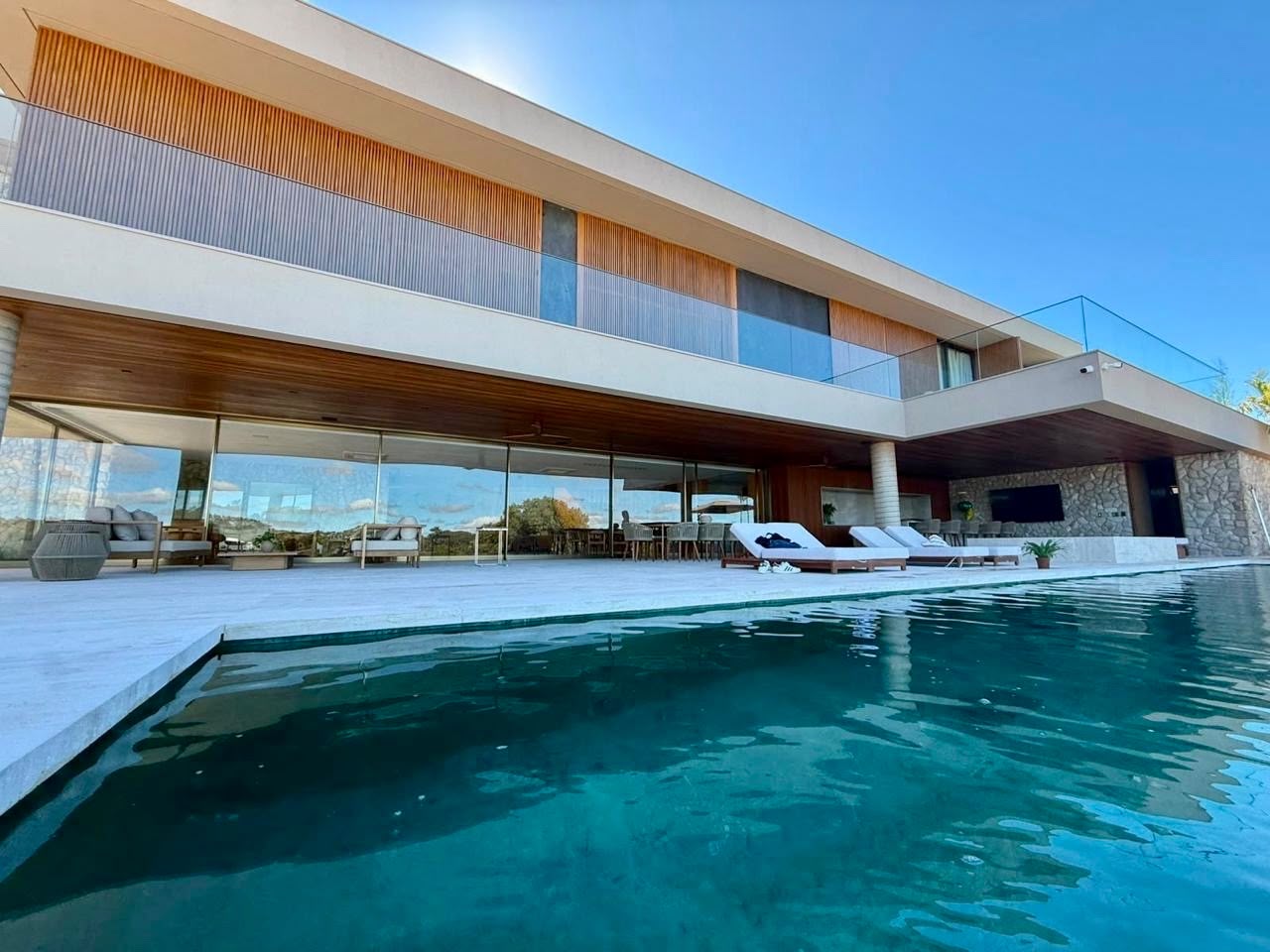Fachada da residência vista da piscina de borda infinita